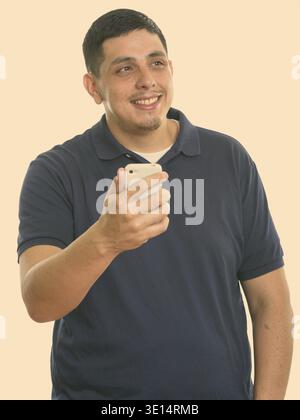 Studioaufnahme eines jungen hispanischen Mannes mit kurzer Frisur Stockfoto