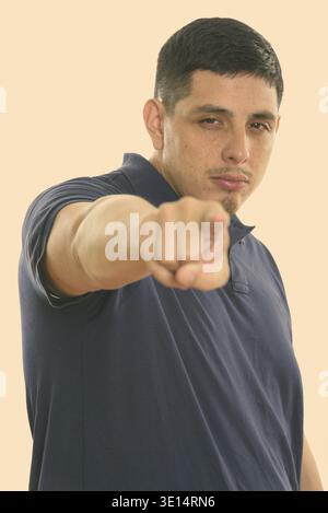 Studioaufnahme eines jungen hispanischen Mannes mit kurzer Frisur Stockfoto