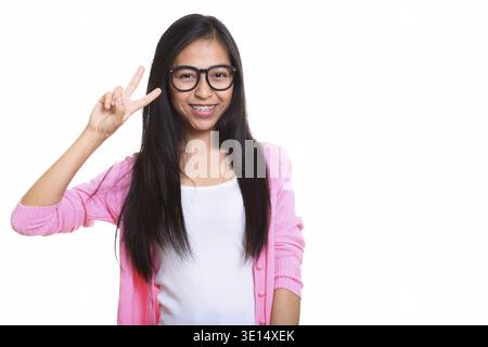 Studio-Aufnahme einer jungen, schönen asiatischen Dame, isoliert vor weißem Hintergrund Stockfoto