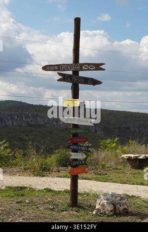 Farbenfroher hölzerner Wegweiser auf dem Naturpfad Stockfoto