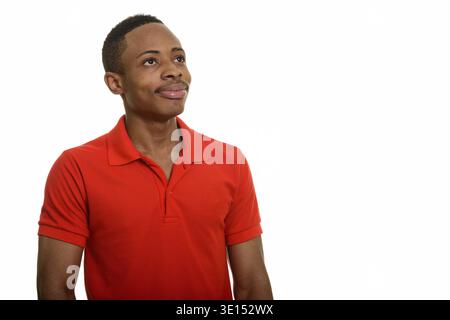 Jungen schönen afrikanischen Mann mit roten Hemd Stockfoto