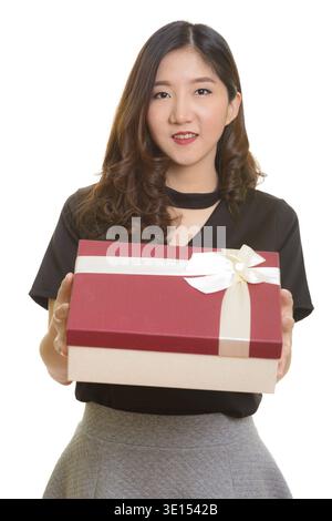 Junge glücklich asiatische Geschäftsfrau geben Geschenkbox bereit für Valentinstag Tag Stockfoto