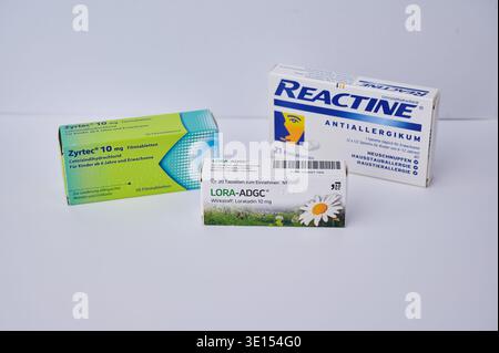 Mainz, Deutschland - 04. März 2026: Verschiedene Dosen Allergiemedikamente auf einer weißen Oberfläche Stockfoto