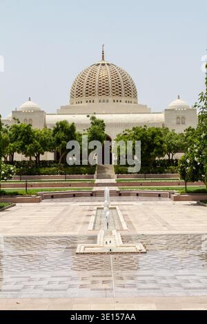 Sultan Qaboos große Moschee mit Brunnen plaza in Maskat, Omans größte Moschee. Stockfoto