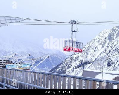 Chamonix, Frankreich - 26. Januar 2015: Brevent rote Seilbahn im Berggebiet von Chamonix, Frankreich Stockfoto
