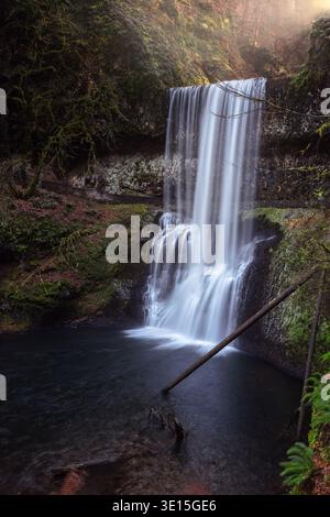 Ein breiter Wasservorhang an den Lower South Falls. Dieser malerische Wasserfall ist ein Höhepunkt des Trail of Ten Falls in Oregon. Stockfoto