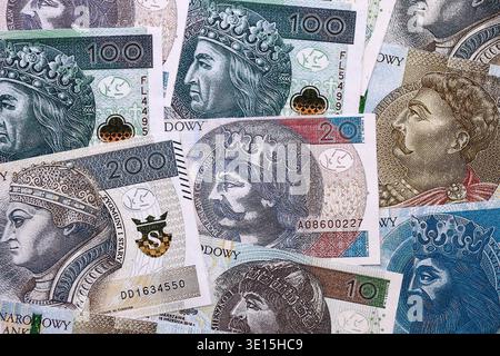 Große Mengen polnischer Zloty-Geldscheine aus nächster Nähe. Ein riesiger Haufen Bargeld in polnischer Währung. Konzept der Wirtschaft, Wirtschaft und Investitionen in Polen Stockfoto