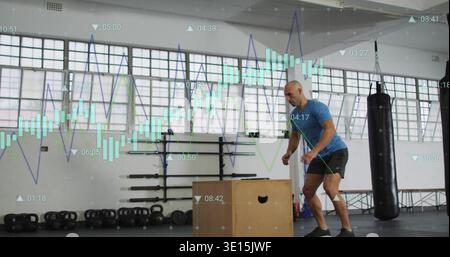 Springender Mann in blauem Hemd auf hölzerne Plybox im Fitnessstudio, mit analytischen Überzügen, Kopierraum Stockfoto
