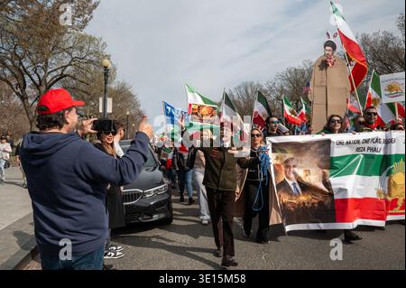 Washington, D.C., Vereinigte Staaten von Amerika. März 2026. Ein Zuschauer gibt seine Zustimmung, als die Demonstration am Washington Monument vorbeigeht. Die politischen Demonstrationen in Iran haben sich nach den Streiks der Vereinigten Staaten von Amerika und Israel vom 28 . Februar verstärkt . David Hansen/Alamy Live News Credit: David Hansen/Alamy Live News Stockfoto