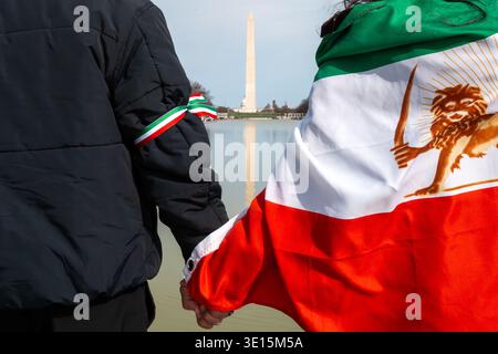 Washington, D.C., Vereinigte Staaten von Amerika. März 2026. Aktivisten verbinden die Hände, während sie eine menschliche Kette um den Lincoln Memorial Reflecting Pool bilden. Die politischen Demonstrationen in Iran haben sich nach den Streiks der Vereinigten Staaten von Amerika und Israel vom 28 . Februar verstärkt . David Hansen/Alamy Live News Credit: David Hansen/Alamy Live News Stockfoto