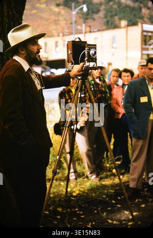 Ansel Adams demonstrierte eine Gruppe von Zuschauern während eines Workshops im Freien in den Vereinigten Staaten, um die 1950er Jahre Stockfoto