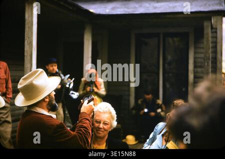 Ansel Adams demonstrierte den Studenten Kameratechnik während eines Workshops im Freien, Mitte des 20. Jahrhunderts in den USA, um die 1950er Jahre Stockfoto