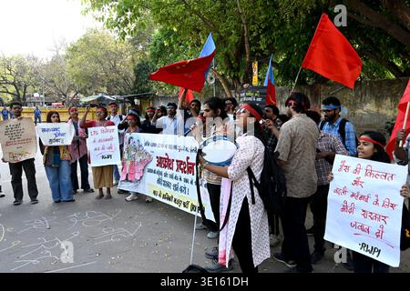 Neu-Delhi, Indien. März 2026. NEW DELHI, INDIEN - 14. MÄRZ: Anhänger der linken Partei protestieren am 14. März 2026 in New Delhi, Indien, gegen den Mangel an Gasflaschen. (Foto von Ishant Chauhan/Hindustan Times/SIPA USA) Credit: SIPA USA/Alamy Live News Stockfoto