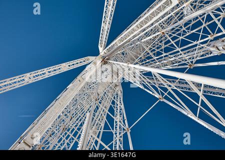 Tiefwinkelansicht einer Riesenradkonstruktion vor klarem blauem Himmel in Marseille, Frankreich. Stockfoto