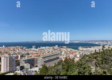 Panoramablick über Marseille, den Hafen und das Mittelmeer in Frankreich. Stockfoto