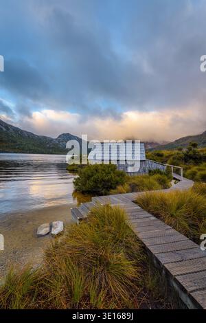 Kultiger Blick auf die Holzstege, die zum Holzboathaus am Dove Lake führt, im Cradle Mountain National Park in Tasmanien, Australien. Stockfoto