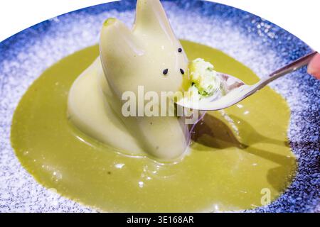 Ausgestanzte grüne Teepudding köstliches Dessert Neko Puddingon weiß isoliert. Stockfoto