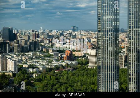 Skyline der Stadt Moskau mit modernen Wolkenkratzern und städtischen Wohngebäuden Stockfoto
