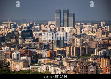 Moskauer Stadtlandschaft aus der Luft mit moderner und traditioneller Stadtarchitektur Stockfoto