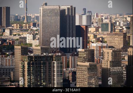 Skyline der Stadt Moskau mit modernen Wolkenkratzern und Blick auf den Ostankino-Turm Stockfoto