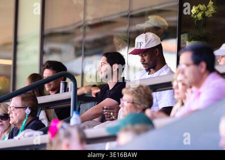 INDIAN WELLS, KALIFORNIEN – 14. MÄRZ: Jimmy Butler aus den USA sieht das Halbfinalspiel am 11. Tag während der BNP Paribas Open im Indian Wells Tennis Garden am 14. März 2026 in Indian Wells, Kalifornien. Stockfoto