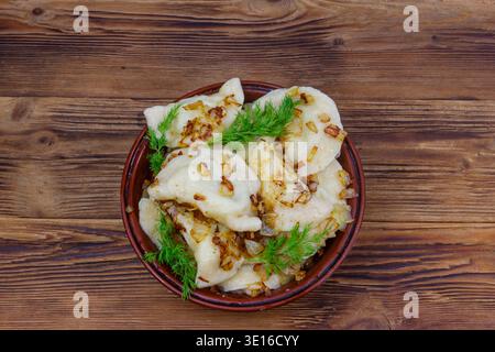 Leckere selbstgemachte Teigtaschen auf einem Holztisch Stockfoto