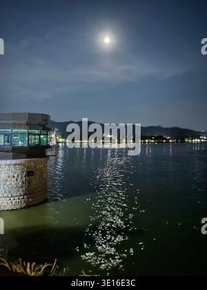 Heller Vollmond, beleuchtende nächtliche Seeszene mit Stone Pavilion Tower. Sinjeongho Tourist Park, Sinjeong-Ro, Asan-si, Chungcheongnam-Do, Südkorea Stockfoto