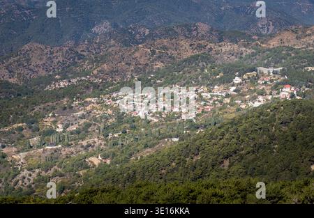Blick von oben auf das Dorf prodromos, eingebettet zwischen grünen Hügeln und Kiefernwäldern in den troodos Bergen, zeigt traditionelle Architektur und eine malerische Aussicht Stockfoto