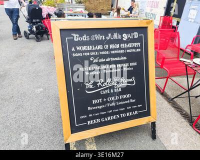 Schilder für das Café und die Bar auf einem Bürgersteig. London, UK, 23. Juni 2024 Stockfoto