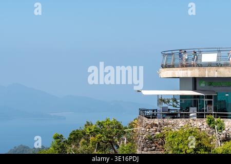Langkawi, Kedah/Malaysia – 20. Januar 2020: Besucher stehen auf einer Aussichtsplattform neben dem SkyBistro-Gebäude. Stockfoto