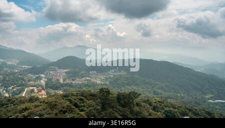 Tanah rata, Cameron Highlands, Malaysia – 27. Januar 2020: Panoramablick auf Tanah rata mit bewaldeten Hügeln und mehrschichtigen Bergkämmen. Stockfoto