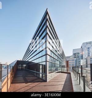 Moderne Bürofassade und Terrasse mit klaren Stadtlinien. Stockfoto