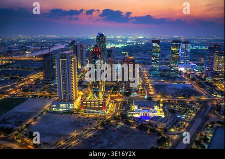 Skyline von Doha, Katar, in der Abenddämmerung gesehen Stockfoto