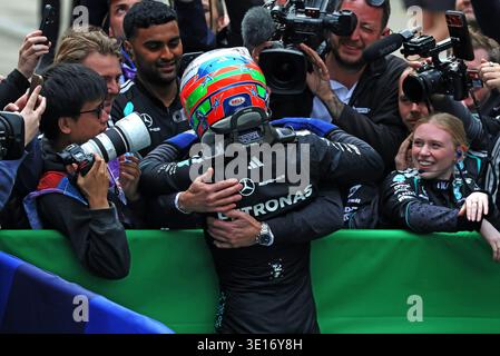 Shanghai, China. März 2026. Rennsieger Andrea Kimi Antonelli (ITA) Mercedes AMG Formel 1 Team feiert mit seinem Vater Marco Antonelli (ITA) im parc Ferme. 15.03.2026. Formel-1-Weltmeisterschaft, Rd 2, Großer Preis Von China, Shanghai, China, Wettkampftag. Quelle: James Moy/Alamy Live News Stockfoto