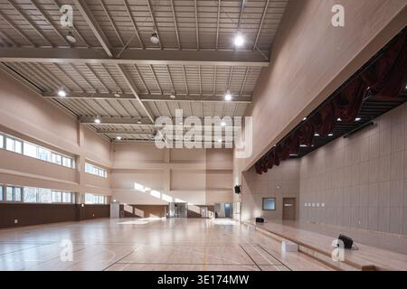 Indoor Gymnasium mit poliertem Holzboden und Bühne. Stockfoto