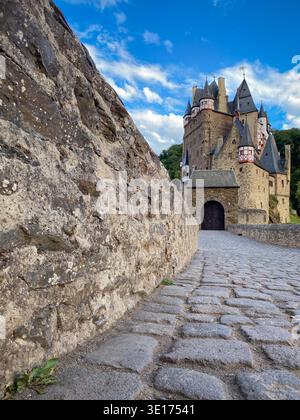 Wierschem, Deutschland - 9. Juli 2020: Berühmte Burg Eltz mit Mauer vor blauem Himmel mit Wolken Stockfoto