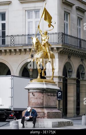 Die goldene Reiterstatue von Jeanne dArc steht an der Stelle der Pyramide in der Nähe des Louvre-Museums in Paris. Stockfoto