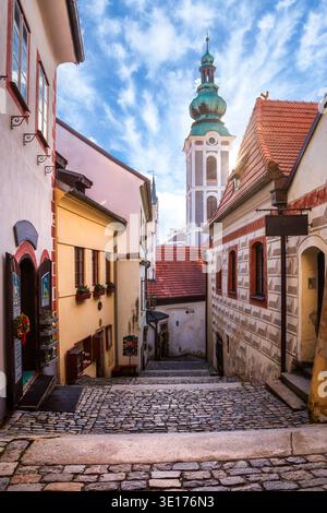 Historische Straße mit bunten Häusern und Kirchturm in der Altstadt von Cesky Krumlov Tschechien. Stockfoto