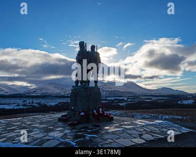 Gedenkstätte für die britischen Kommandoeinheiten mit den schneebedeckten Bergen der Ben Nevis Range jenseits der Spean Bridge, Lochaber, Schottland, Großbritannien, Nove Stockfoto
