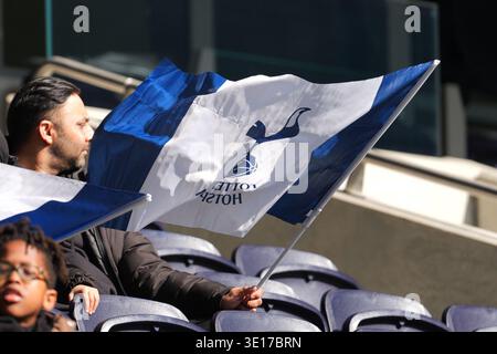 London, Großbritannien. März 2026. Ein Tottenham Hotspur-Unterstützer schwingt vor dem Spiel der Barclays Women's Super League zwischen Tottenham Hotspur Women und Everton Women im Tottenham Hotspur Stadium eine Flagge. Quelle: Ali Habib/Alamy Live News Stockfoto