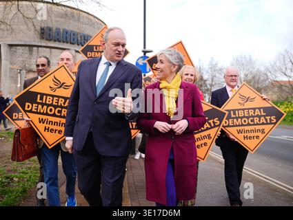 Der Führer der Liberaldemokraten Sir Ed Davey und Daisy Cooper, der stellvertretende Vorsitzende der Liberaldemokraten und Finanzsprecher, treffen auf der Frühjahrstagung der Liberaldemokraten in York ein. Bilddatum: Sonntag, 15. März 2026. Stockfoto