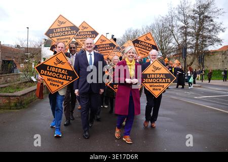 Der Führer der Liberaldemokraten Sir Ed Davey und Daisy Cooper, der stellvertretende Vorsitzende der Liberaldemokraten und Finanzsprecher, treffen auf der Frühjahrstagung der Liberaldemokraten in York ein. Bilddatum: Sonntag, 15. März 2026. Stockfoto