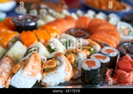 Ein Nahfoto einer Sushi-Platte mit verschiedenen Arten japanischer Fischspezialitäten. Im Vordergrund wird die Garnelentempura angezeigt Stockfoto