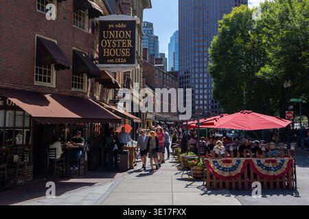 Straßenszene vor dem historischen Restaurant Union Oyster House im Zentrum von Boston. Das Gebäude aus dem frühen 19. Jahrhundert gehört zu den ältesten Restaurants der Vereinigten Staaten und liegt in der Nähe von Faneuil Hall. Restaurants, StraßencafÃ und Besucher prägen das lebendige historische Viertel der Stadt. *** Straßenszene vor dem historischen Union Oyster House Restaurant in der Innenstadt von Boston das Gebäude aus dem frühen 19. Jahrhundert ist eines der ältesten Restaurants in den Vereinigten Staaten und befindet sich in der Nähe von Faneuil Hall Restaurants, Straßencafés und Besuchern, die die Stadt vibra charakterisieren Stockfoto