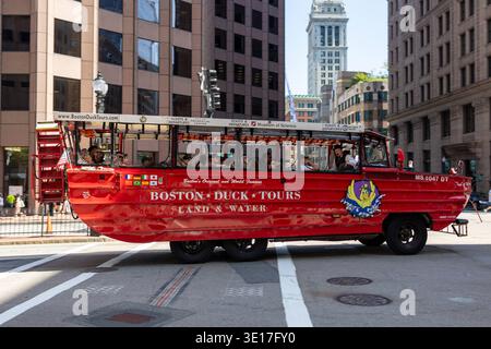 Ein rotes Amphibienfahrzeug der beliebten Sightseeing-Tour Boston Duck Tours fährt durch das Stadtzentrum von Boston. Die sogenannten Entenboote sind eine bekannte Touristenattraktion und ermöglichen Stadtrundfahrten sowohl auf der Straße als auch auf dem Wasser. *** Ein rotes Amphibienfahrzeug von der beliebten Boston Duck Tours Sightseeing Tour fährt durch das Stadtzentrum von Boston die sogenannten Duck Boats sind eine bekannte Touristenattraktion und ermöglichen Stadtrundfahrten sowohl auf der Straße als auch auf dem Wasser Stockfoto