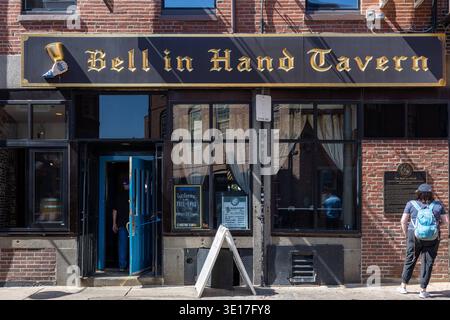 Fassade der historischen Bell in Hand Tavern im Zentrum von Boston. Die 1795 gegründete Taverne gilt als eine der ältesten kontinuierlichen betriebenen Bars der Vereinigten Staaten und befindet sich in der Nähe des historischen Faneuil Hall und des Quincy Market im beliebten Touristenviertel der Stadt. *** Fassade der historischen Bell in Hand Tavern in der Innenstadt von Boston die Taverne wurde 1795 gegründet und gilt als eine der ältesten durchgehend betriebenen Bars in den Vereinigten Staaten und befindet sich in der Nähe der historischen Faneuil Hall und des Quincy Market im beliebten Touristenviertel der Stadt Stockfoto