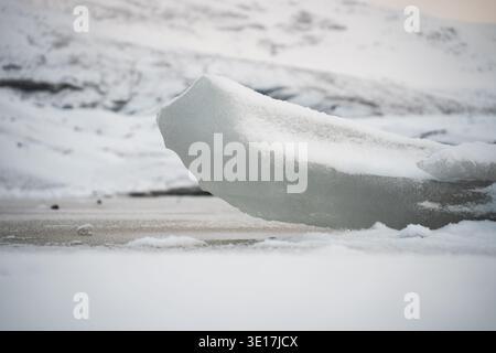 Nahaufnahme einer Eisformation im Skaftafell-Nationalpark, Island, die die ruhige Schönheit eines Winterausflugs mit schneebedecktem Gelände und IC zeigt Stockfoto