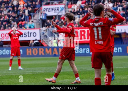 Enschede, Niederlande. März 2026. ENSCHEDE, NIEDERLANDE - 15. MÄRZ: Mathias Kjolo vom FC Twente, Daan Rots vom FC Twente sieht aus, nachdem Ruud Nijstad vom FC Twente eine Chance während des niederländischen Eredivisie-Spiels zwischen dem FC Twente und dem FC Utrecht am 15. März 2026 in de Grolsche Veste in Enschede, Niederlande, verpasst hatte. (Foto: Ben Gal/Orange Pictures) Credit: Orange Pics BV/Alamy Live News Stockfoto