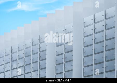 Ein detaillierter Blick auf die Fassade des modernen Büroturms unterstreicht das geometrische Design und schafft ein abstraktes Bild. Gelegen in einem geschäftigen Geschäftsviertel Stockfoto