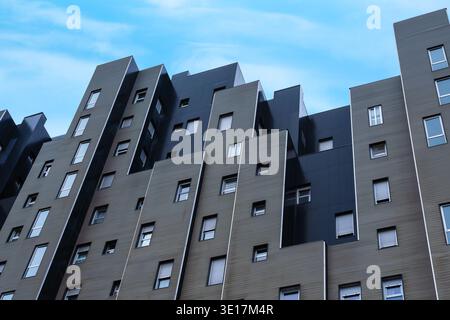 Dieser Büroturm ist ein markantes Beispiel für moderne Geschäftsarchitektur und befindet sich in einem belebten Geschäftsviertel mit eleganten Linien und Contempo Stockfoto